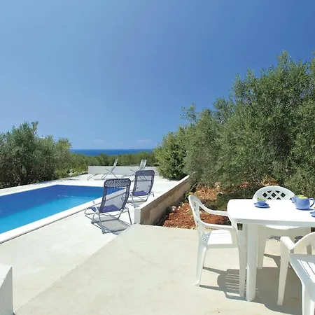 Дом отдыха Stratincica 83 With Outdoor Swimmingpool